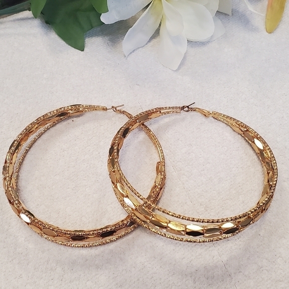 Big Bold Goldtone Bangle Earring 🌴 - Picture 8 of 8